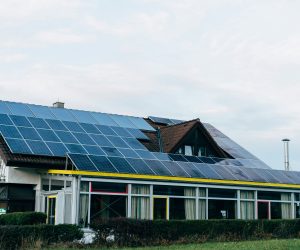Czy fotowoltaikę na dachu da się zamontować na własną rękę? Dowiedz się więcej!